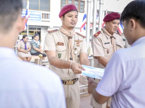 มอบเกียรติบัตรตัวแทนนักเรียนร่วมกิจกรรมงานประเพณีอุ้มพระดำน้ำ 25