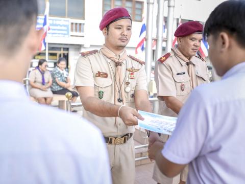 มอบเกียรติบัตรตัวแทนนักเรียนร่วมกิจกรรมงานประเพณีอุ้มพระดำน้ำ 25