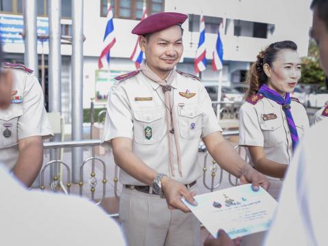 มอบเกียรติบัตรตัวแทนนักเรียนร่วมกิจกรรมงานประเพณีอุ้มพระดำน้ำ 25