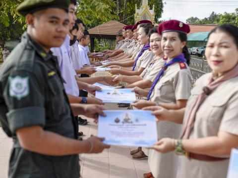 มอบเกียรติบัตรตัวแทนนักเรียนร่วมกิจกรรมงานประเพณีอุ้มพระดำน้ำ 25