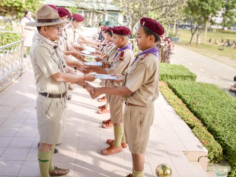 มอบเกียรติบัตรตัวแทนนักเรียนร่วมกิจกรรมงานประเพณีอุ้มพระดำน้ำ 25