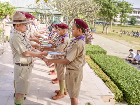 มอบเกียรติบัตรตัวแทนนักเรียนร่วมกิจกรรมงานประเพณีอุ้มพระดำน้ำ 25