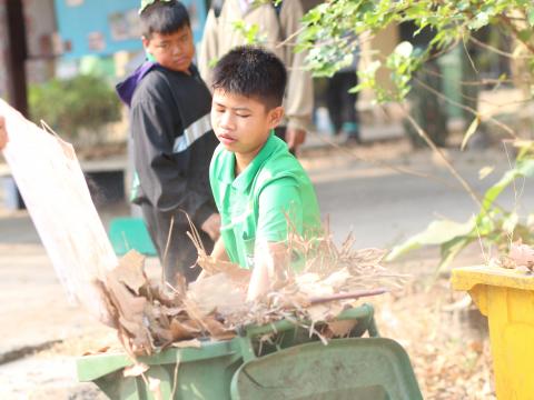 นักเรียนจิตอาสาพัฒนาโรงเรียนให้น่าอยุ่